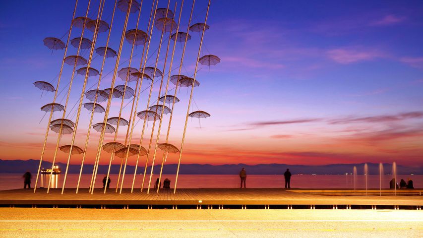 „Umbrellas“-Skulptur von George Zongolopoulos vor dem Macedonian Museum of Contemporary Art, Thessaloniki, Griechenland 