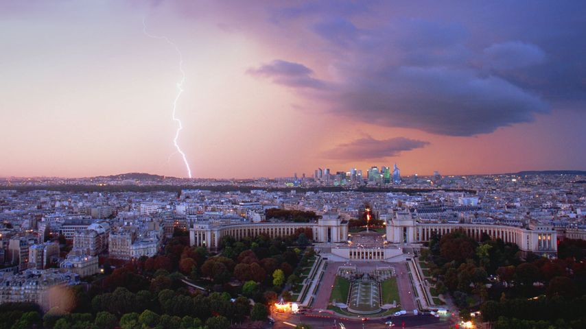Vue sur le palais de Chaillot depuis la tour Eiffel un jour d’orage, Paris, Île-de-France