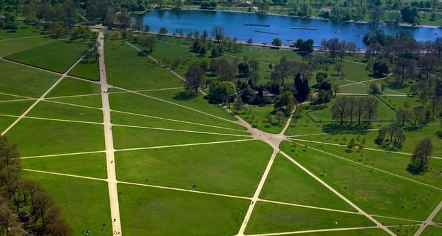 Luftaufnahme des Serpentine Lake und Hyde Parks in London, England
