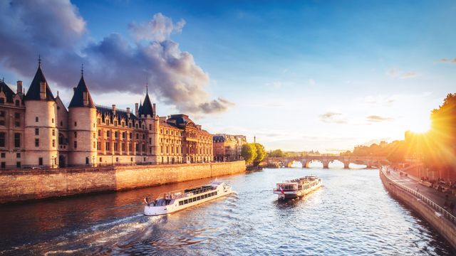 Coucher de soleil sur la Seine avec la Conciergerie, Paris