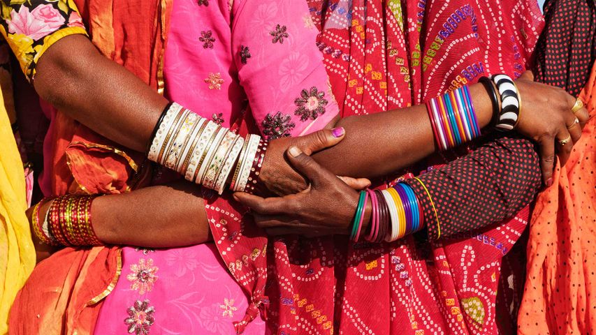 Frauen in traditioneller indischer Kleidung 