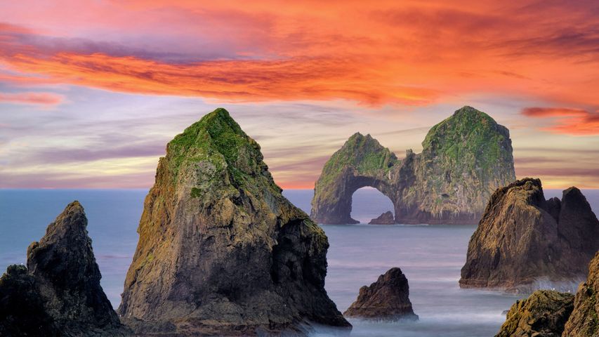 Mack Arch Rock at sunrise, Oregon, USA