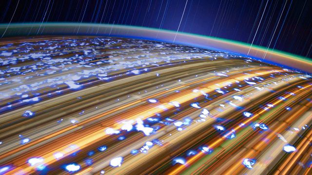 「地球と星の軌跡」国際宇宙ステーション