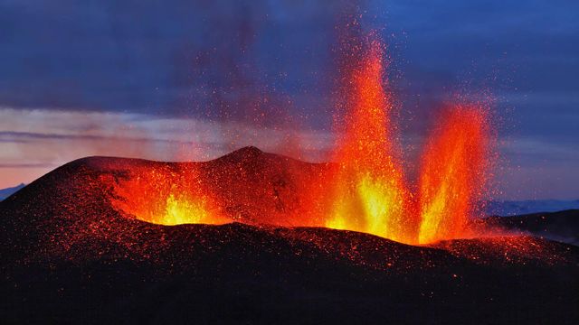 爆发中的艾雅法拉火山,冰岛