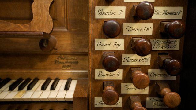 Clavier de l’un des orgues de la cathédrale Notre-Dame de Strasbourg, Alsace 