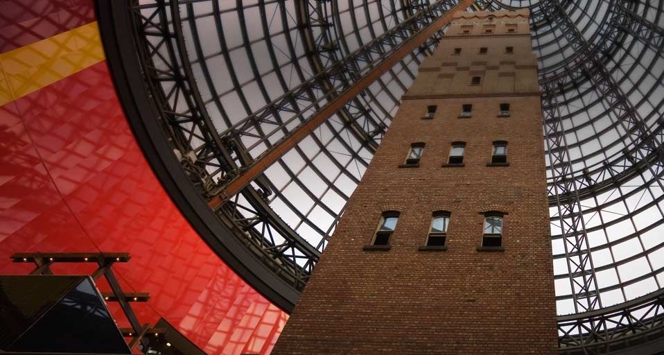 Historischer Schrotturm unter einem modernen Glasdach in einem Shoppingcenter in Melbourne, Australien