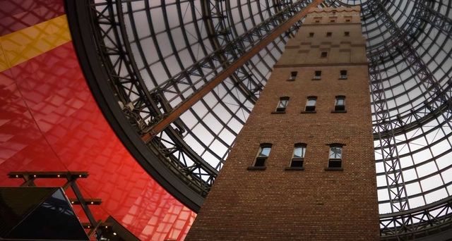 Historischer Schrotturm unter einem modernen Glasdach in einem Shoppingcenter in Melbourne, Australien