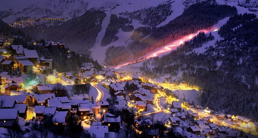 Descente aux torches dans le domaine skiable de Méribel, département de la Savoie