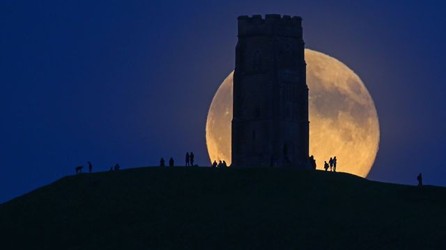 「グラストンベリー・トーと満月」イギリス, サマセット