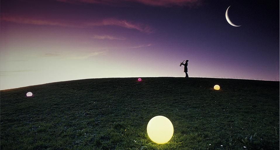 Silhouette d’un homme jouant du saxophone sous la lune
