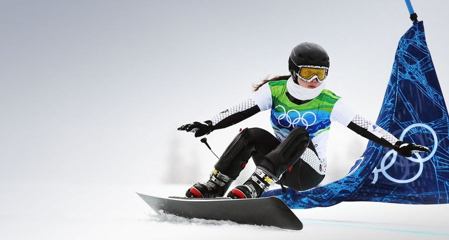 北京时间2月27日上午结束的单板滑雪女子平行大回转比赛中，斯洛文尼亚选手 Glorija Kotnik 竞技该项目