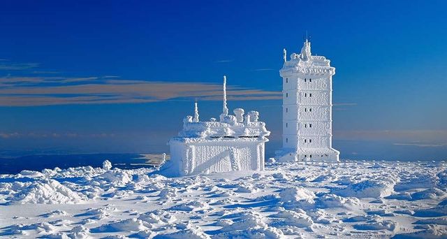 Wetterstation auf dem Gipfel des Brocken, Sachsen-Anhalt, Deutschland.