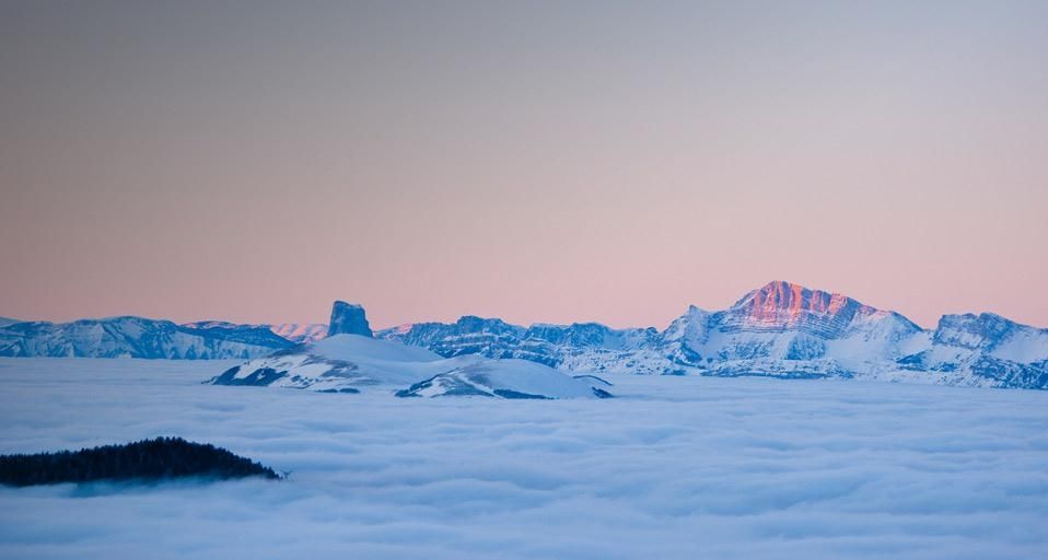 Mont Aiguille et massif du Vercors au-dessus d’une mer de nuages, depuis Chamrousse, département de l’Isère, Rhône-Alpes
