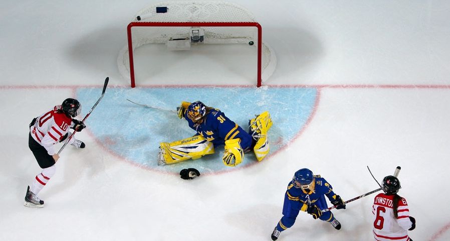 Die Kanadierin Gillian Apps erzielt am 17. Februar ein Tor während des Eishockey Spiels gegen Schweden bei der Winterolympiade 2010