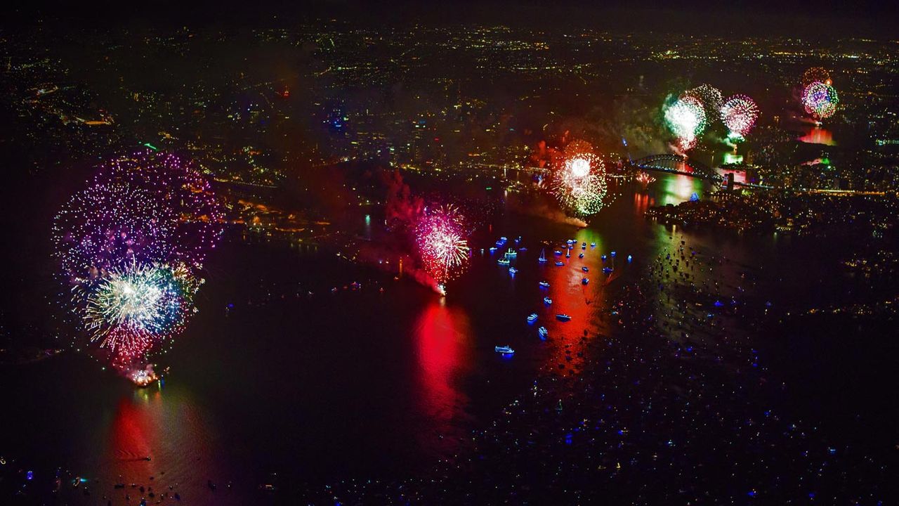 Feu d’artifice du nouvel an au-dessus du Harbour Bridge de Sydney, Australie 
