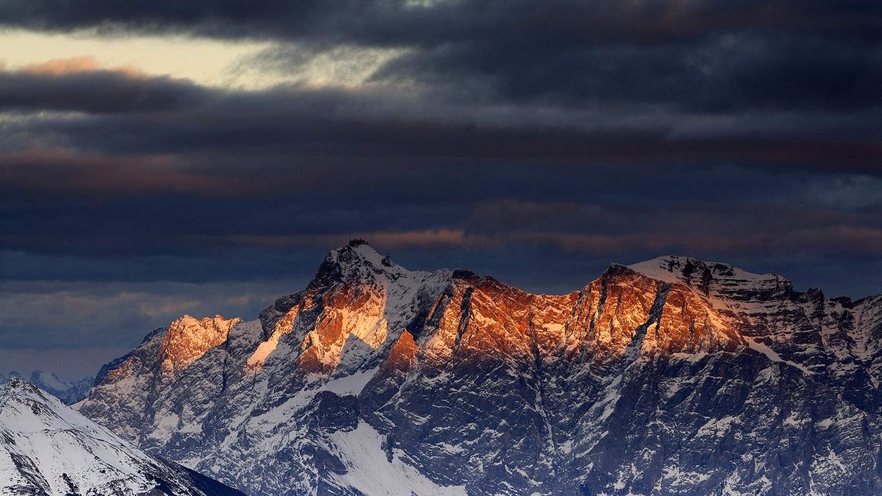 Blick von Berwang, Tirol, Österreich auf die Zugspitze im letzten Abendlicht