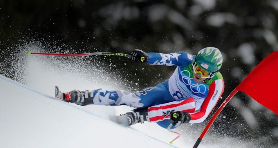 Bode Miller, USA, durchfährt ein Tor während der Herren-Abfahrt am 15. Februar bei der Winterolympiade 2010 - Olivier Morin/AFP/Getty Images ©