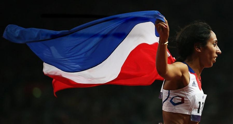 Assia El Hannouni of France célèbre sa victoire après la finale du 400 m féminin T12 malvoyant, le 4 septembre 2012 dans le stade olympique de Londres, Royaume-uni