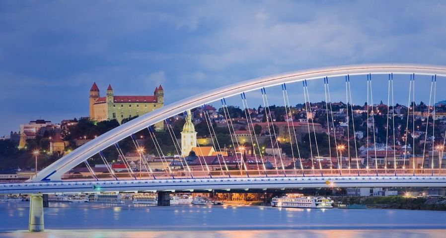 斯洛伐克首都的标志性建筑，阿波罗大桥