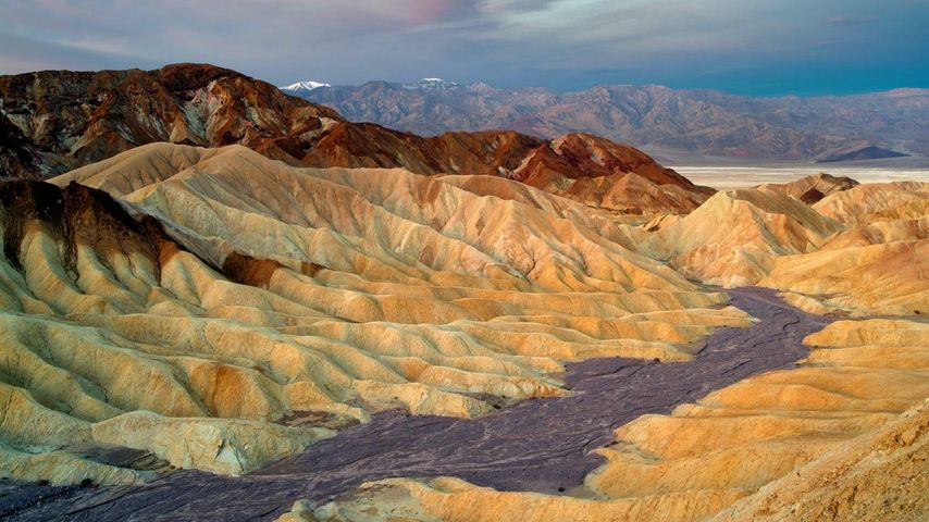 美国加州死亡谷国家公园，扎布里斯基角的侵蚀岩峭壁