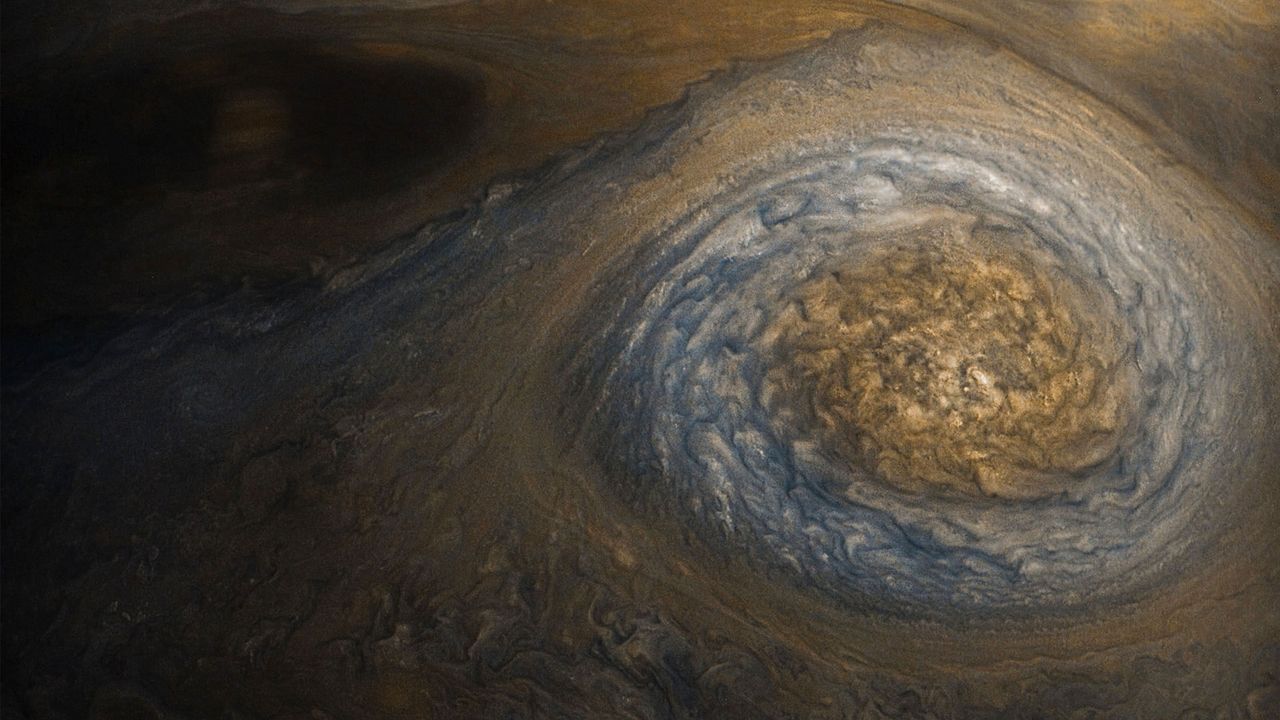 Gros plan sur une tempête au-dessus de Jupiter depuis le vaisseau spatial Juno