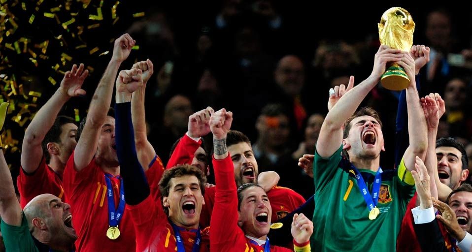 Spanien feiert den Gewinn der FIFA Fußballweltmeisterschaft 2010 in Südafrika nach dem Finale gegen die Niederlande im Soccer City-Stadion in Johannesburg am 11. Juli 2010 – Jamie McDonald/Getty Images ©