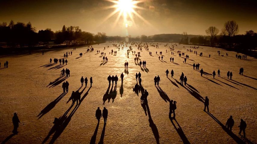 Menschen auf dem zugefrorenen Aasee im Winter, Münster, Westfalen, Nordrhein-Westfalen