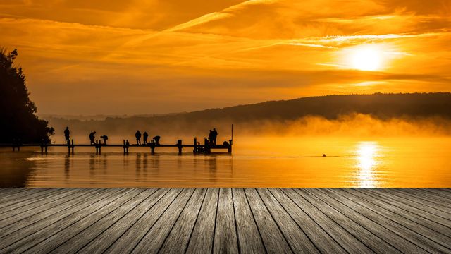 Frühsportler auf einem Steg am Starnberger See, Bayern, Deutschland 