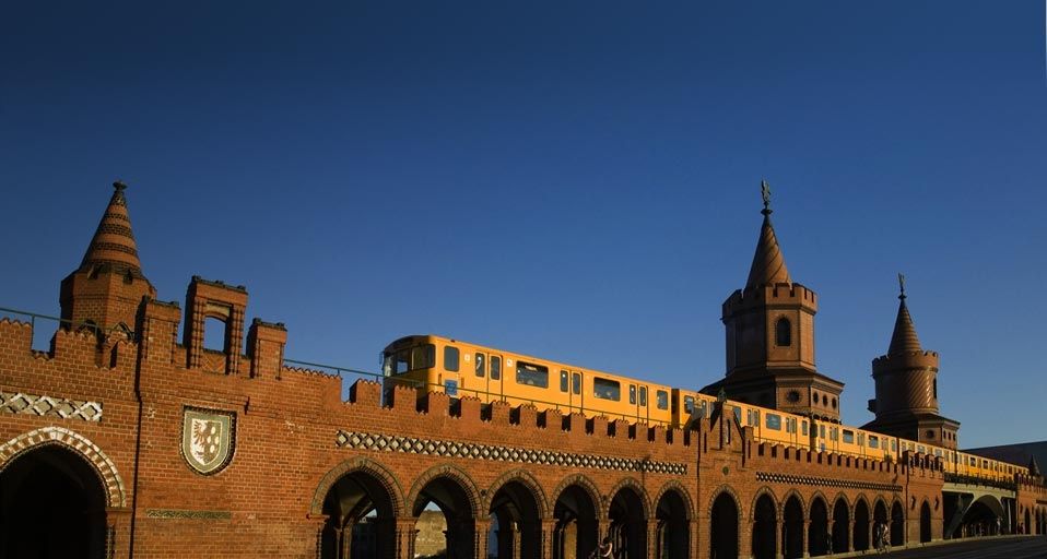 Oberbaumbrücke zwischen den Bezirken Kreuzberg und Friedrichshain, Berlin, Deutschland – Christian Reister/Photolibrary ©