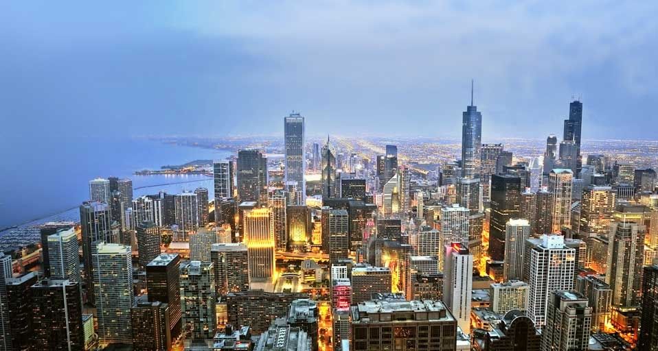 Die Skyline von Chicago bei Nacht, Illinois – Anjan Hegde/Getty Images ©