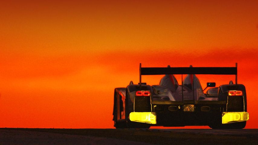Audi R10 de Colin Kolles au lever du soleil lors de la 77e édition des 24 heures du Mans, 14 juin 2009 au Mans, France