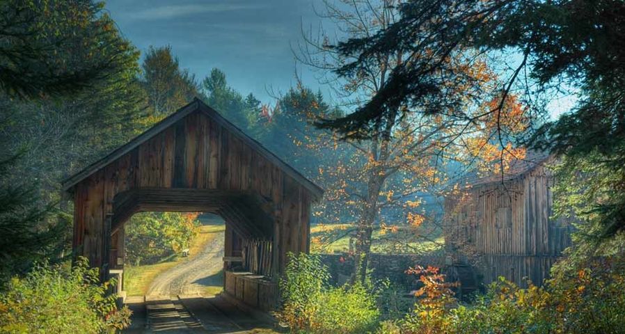 Eine kleine, überdachte Holzbrücke nahe Bradley, Maine