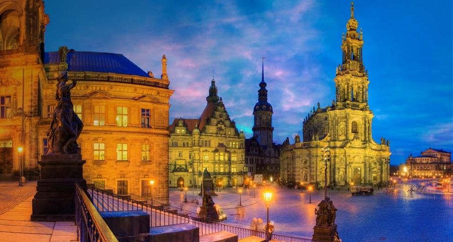 Der Schloßplatz in Dresden mit Blick auf Hofkirche und Semperoper