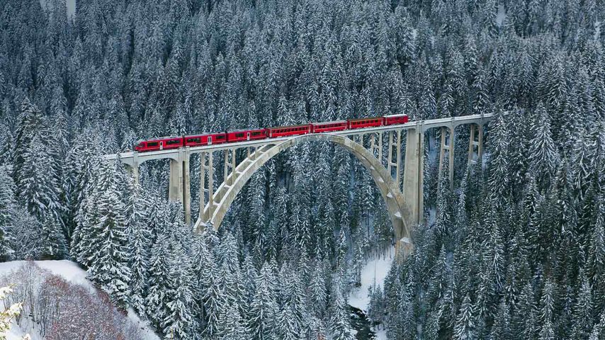 Train des Chemins de fer rhétiques passant sur le viaduc de Langwies, Suisse