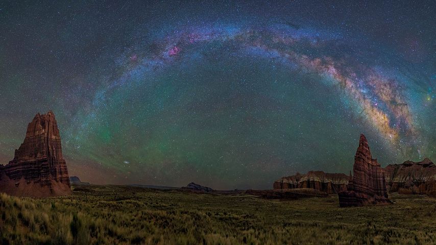美国，犹他州，圆顶礁国家公园上空的银河