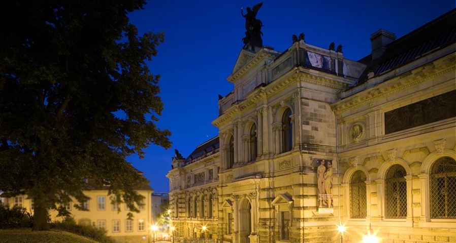 Das Albertinum in Dresden strahlt im nächtlichen Scheinwerferlicht – H & D Zielske / LOOK-foto/Photolibrary ©