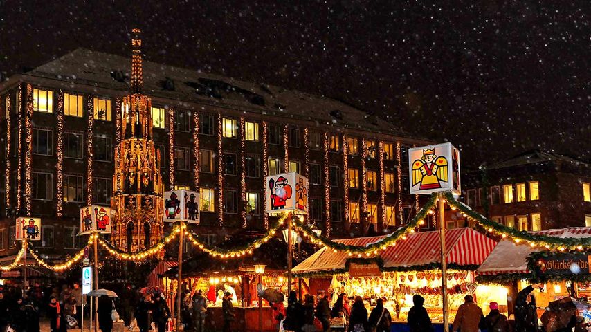 Nürnberger Christkindlesmarkt auf dem Hauptmarkt in der Altstadt von Nürnberg