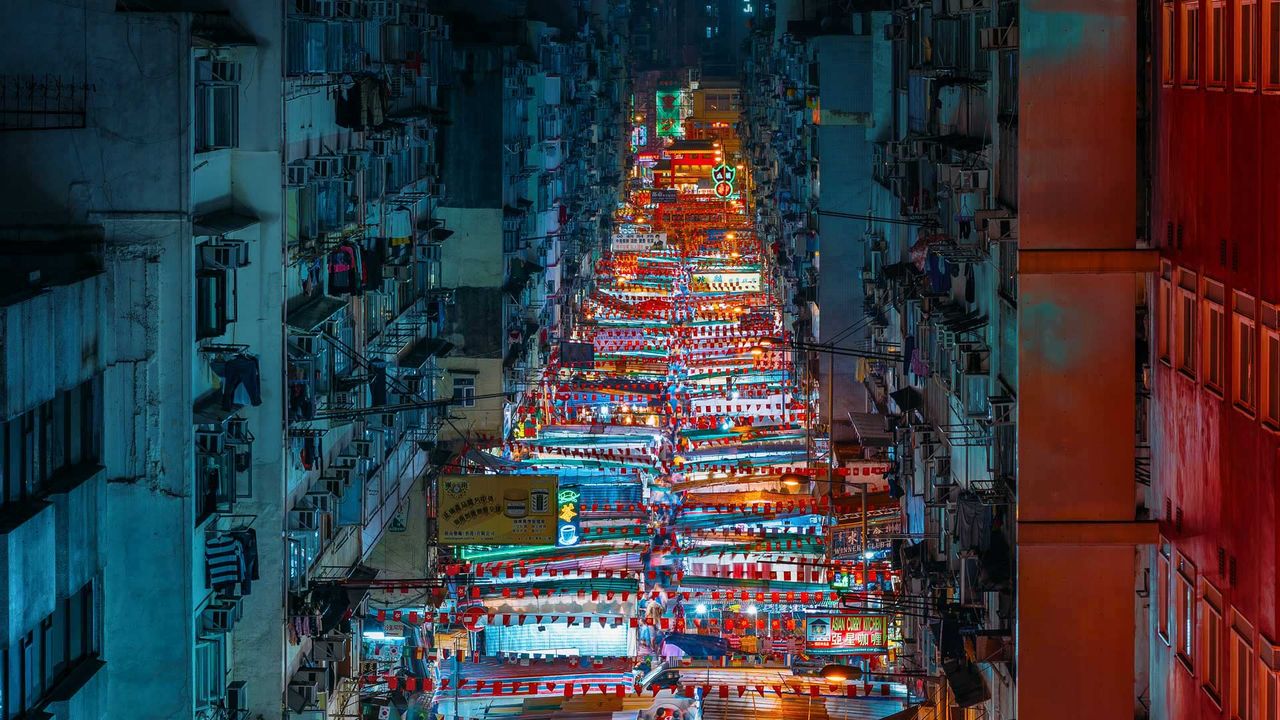 Temple Street Night Market in Yau Ma Tei, Hong Kong 