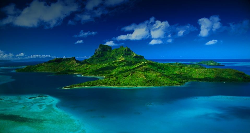 Die Insel Bora Bora samt Atoll aus der Luft fotografiert – Corbis/Photolibrary ©