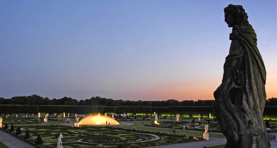 Blick von der Großen Kaskade auf das illuminierte Parterre des Großen Gartens in Hannover
