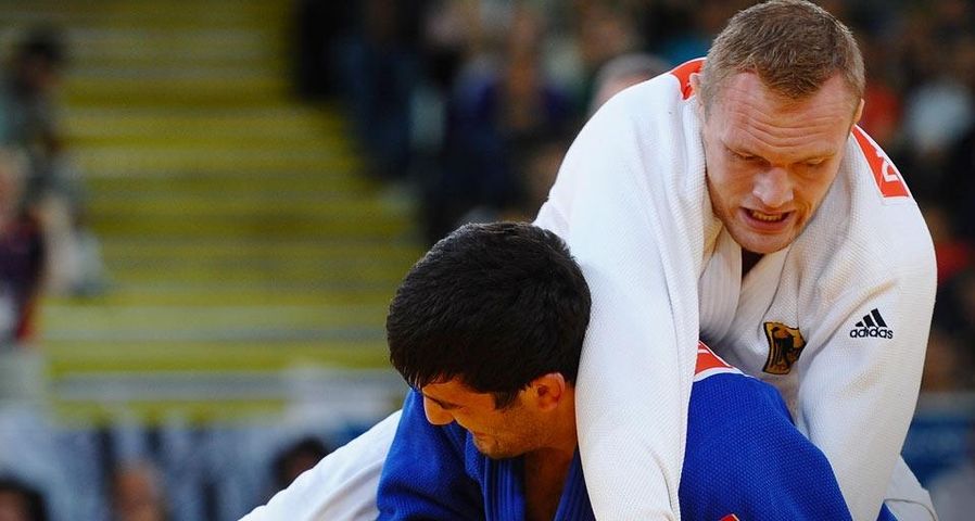 LONDON, ENGLAND – 02 AUGUST : Dimitri Peters aus Deutschland (in weiß) und Tagir Khaibulaev aus Russland kämpfen im Judo der  Männer  -100 kg  am 6.  Tag der Olympischen Spiele in London 2012, im ExCeL am 2.  August, 2012 in London, England.