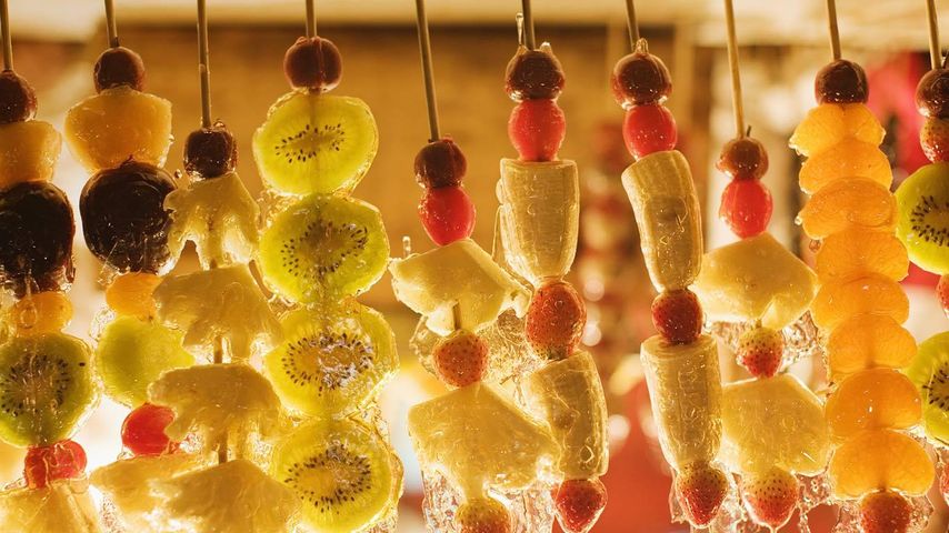 北京东华门夜市，小吃摊上的水果串