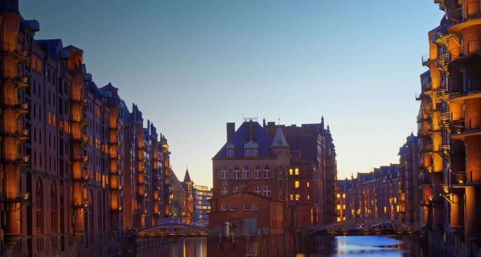 Das Wasserschlösschen in der Speicherstadt, Hamburg – Justus de Cuveland / magebroker.net / Photolibrary ©