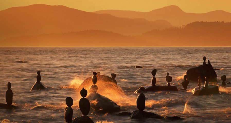 Steinpyramiden ragen aus dem Meer in English Bay nahe Vancouver, Kanada – Rudy Sulgan/Corbis ©