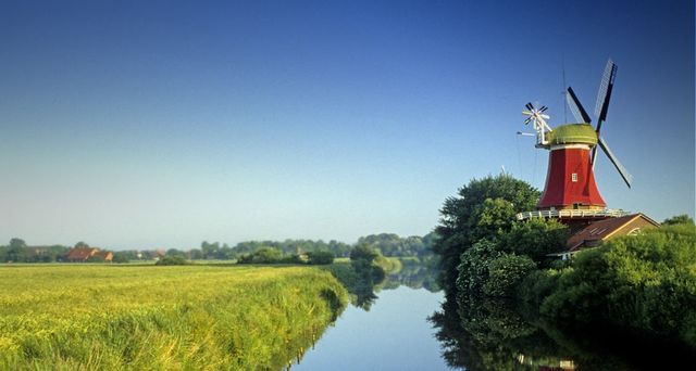 Die Rote Windmühle, eine der beiden Zwillingswindmühlen bei Greetsiel, Ostfriesland – Heinz Wohner/LOOK-foto/Photolibrary ©