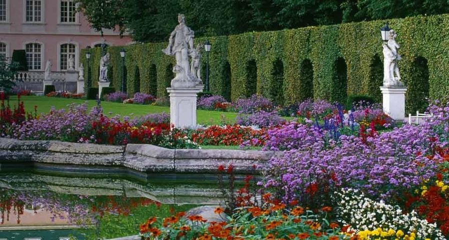 Blumen und Statuen schmücken den Garten des Kurfürstlichen Palais in Trier – Tom Haseltine/Photographer's Choice/Getty Images ©