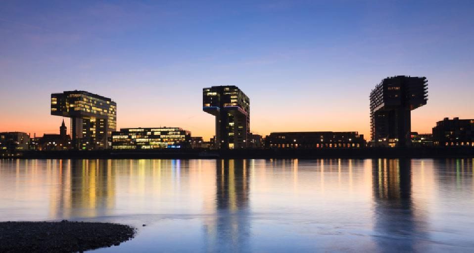 Erleuchtete Kranhäuser am Rhein bei Sonnenuntergang, Köln, Nordrhein-Westfalen