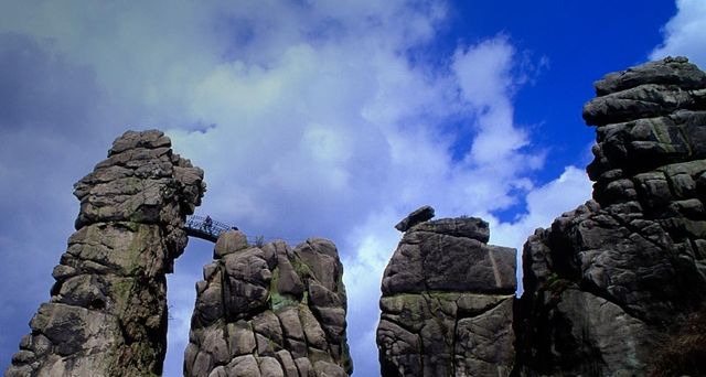 Bizarre Sandstein-Formation bei Horn-Bad Meinberg im Teutoburger Wald, Nordrhein-Westfalen – H. & D. Zielske/LOOK/Getty Images ©