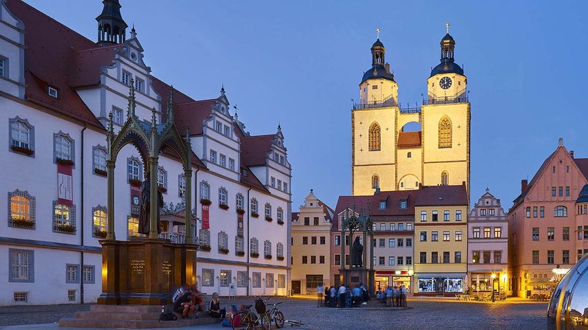 Marktplatz mit Altem Rathaus und Stadtkirche, Lutherstadt Wittenberg, Sachsen-Anhalt, Deutschland 