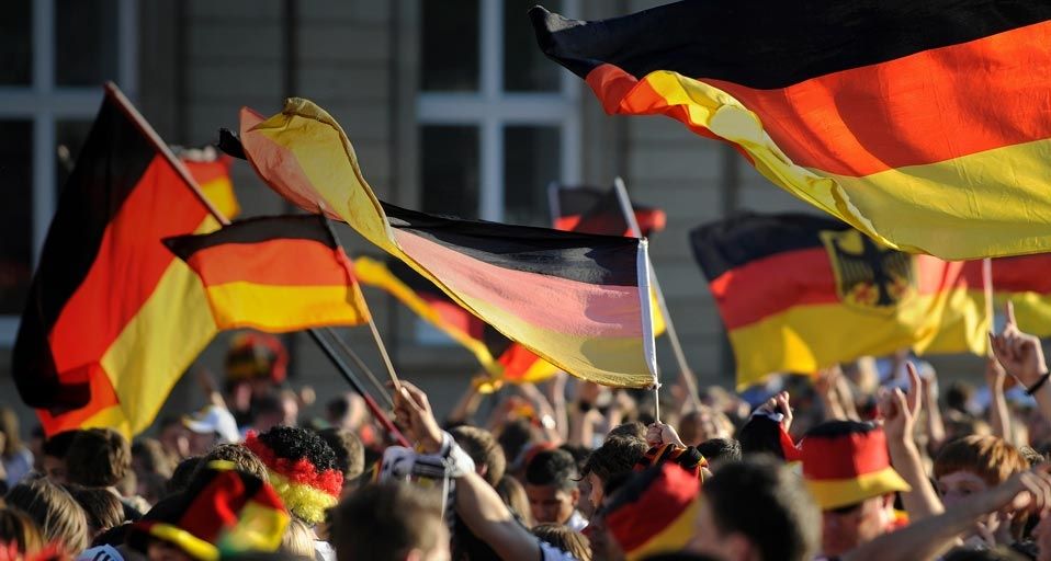 Deutsche Fußballfans bei der EM 2008 auf dem Schlossplatz in Stuttgart – eyb eyb/imagebroker.net/Photolibrary ©